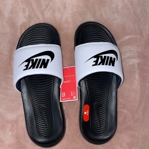 Nike slides size 9.(men’s)